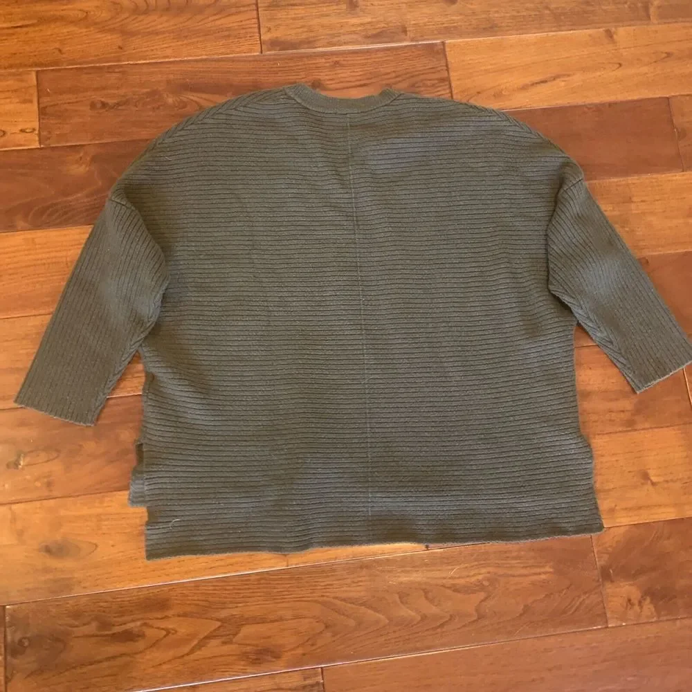 Adrianna Papell Sweater Size M Lightweight Pullover Olive Green Boxy V-Neck